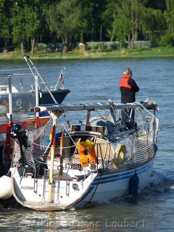 Motor Segelboot mit Motorschaden trieb gegen Alte Liebe bei Koeln Rodenkirchen P092.JPG